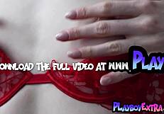 Hoikka venäläinen teini blondi Stella riisuutuu ja poseeraa alastomana Playboylle