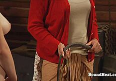 Velikozadnjasta bujna lezbična sužnja stoka pod madaminih dotikom