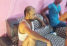 Она сексуально выглядит в групповухе с друзьями