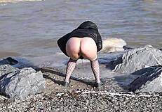 Se denne milf pisse i havet med sin behårede fisse!
