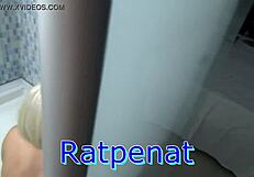 Plava tinejdžerka 18+ se kupa u tušu, daje pušenje i liže