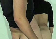 Seksi rdeča krila Laura se masturba in dobi šamaranje, nato jo jebejo ob steni