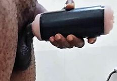 Mi novia no estaba, me masturbé en el baño con juguetes gigantes