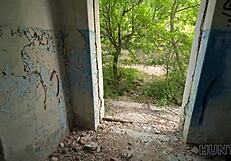 Hunt4k Brune salope jouit d'une baise anale passionnée avec un inconnu dehors, cocu regarde