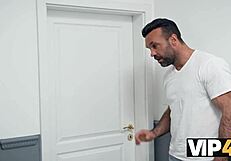 Uwodzicielska laska 18+ Olivia Zlota trzęsie dupą przed napalonym ojczymem