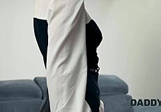 Daddy4k prinde prietena futându-se cu tatăl vitreg pe canapea