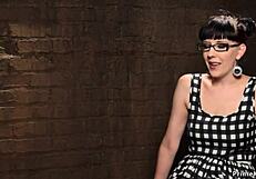 Ebony och brunett leksaker på hogtie