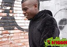 Alaska Villa najde ljubezen na slepih zmenkih in se temeljito jebe