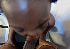 Le mie tette nere enormi oscillano mentre succhio il cazzo grosso del patrigno!