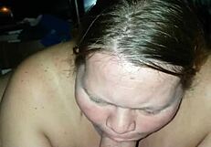 Zrzavá milf mi cucá a polyká mou spršku