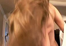 Trdo pofukam to blondo mamo z velikimi joškami, pravi.