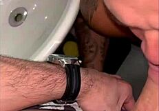 Rouler des pelles au vestiaire de la salle de sport - Gratuit