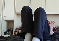 Grosse Européenne amateur montre ses chaussettes blanches de baskets en vidéo maison