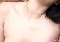 Brunette Cherry Solo Joue Avec Sa Chatte Rasée Mouillée En 4K