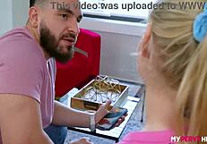 Уау, не толкова дискретната заварена сестра Дженна Файъруъркс иска голям кур!