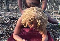 Don dan Nina bergembira di hutan