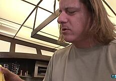 Horna plavuša jaše veliki kurac