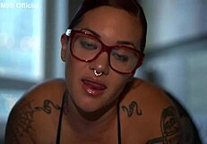 Santana Red heiluttaa isoa persettään. Mehukas perse pomppii villisti