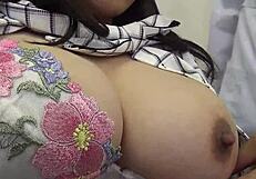 曲線美日本娘の垂れ巨乳無修正ロールプレークリームパイ