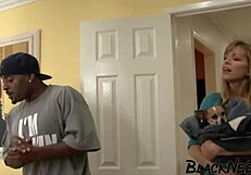 Busty MILF med Store Titter Deltager i Hård Interracial Sex med Deepthroat og Anal