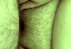 Varalna žena mi dovoli, da pride v njeno dlakavo pičko, medtem ko je mož stran