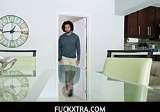 Фъкстра - сладка невинна Хъни Хейс е нова в почистването на къщи, но случайно счупи флешлайта на клиента и той иска нейната путка като заместител