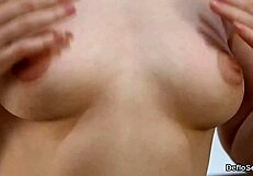 Diese 18+ Teen-Jungfrau spreizt ihr Loch und masturbiert zum Orgasmus