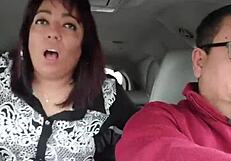 Follada por un desconocido en el asiento trasero mientras mi amor conduce